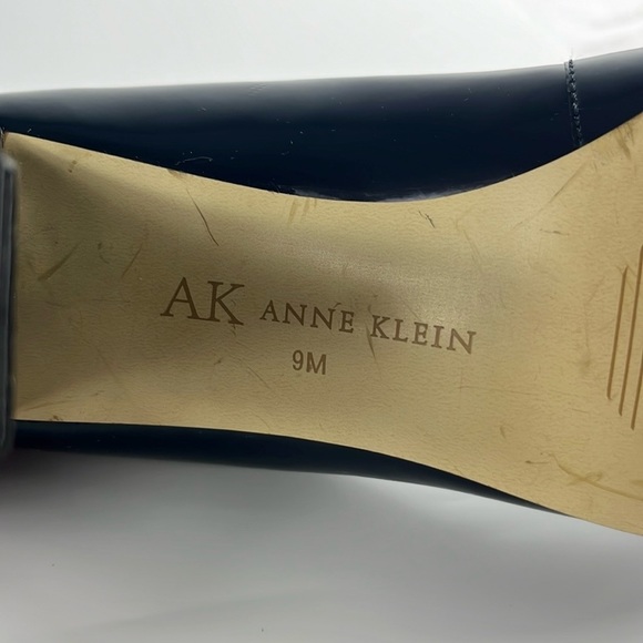 Anne Klein Navy Patent Leather Heel Size 9 - Picture 7 of 9